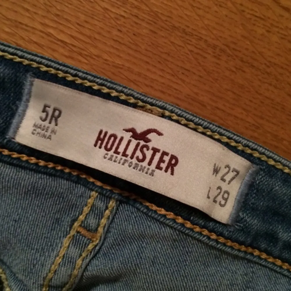 Jeans ifrån Hollister. Sparsamt använda. Storlek 27/29. Köparen står för frakten. . Jeans & Byxor.