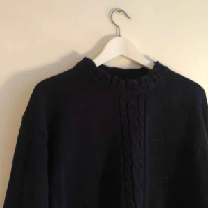  - Enkel och fin tjocktröja i mörkblått. >> OBS! Stor-rensar och säljer massor BILLIGT. Allt är 3 för 2. Enkel/snabb affär prioriteras.