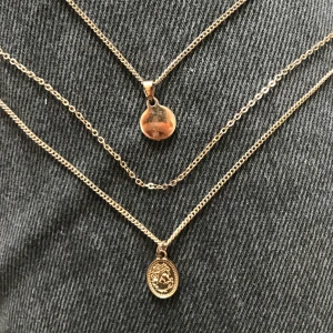 Guldigt halsband i tre delar!! - Ett guldigt halsband i tre delar! Två av kedjorna har hänge men inte den i mitten!💞 möts upp i Stockholm eller fraktar!!!