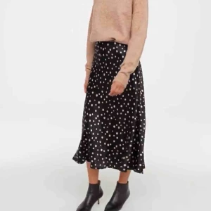  - Supersöt långkjol från H&M i mjukt och skönt material 💓 Använd 2-3 ggr, superfint skick! 💕 Köparen står för frakten 