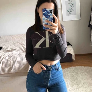  - En fin croppad långärmad från Calvin Klein, frakt inräknat 