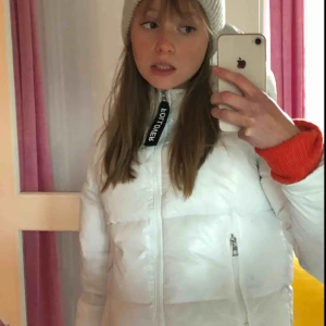 - jättefin vit croppad pufferjacket från Bershka. Den är ganska varm och väldigt gosig, kan frakta eller mötas upp i sthlm innerstad. skriv för fler bilder :)