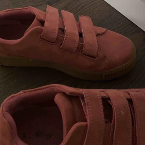  - ascoola kardborre skor i en fin färg🌸🌸 ALDRIG ANVÄNDA!! köpare står för frakt