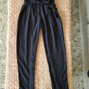 Byxkor - Marinblå högmidjade byxor, fint skick.