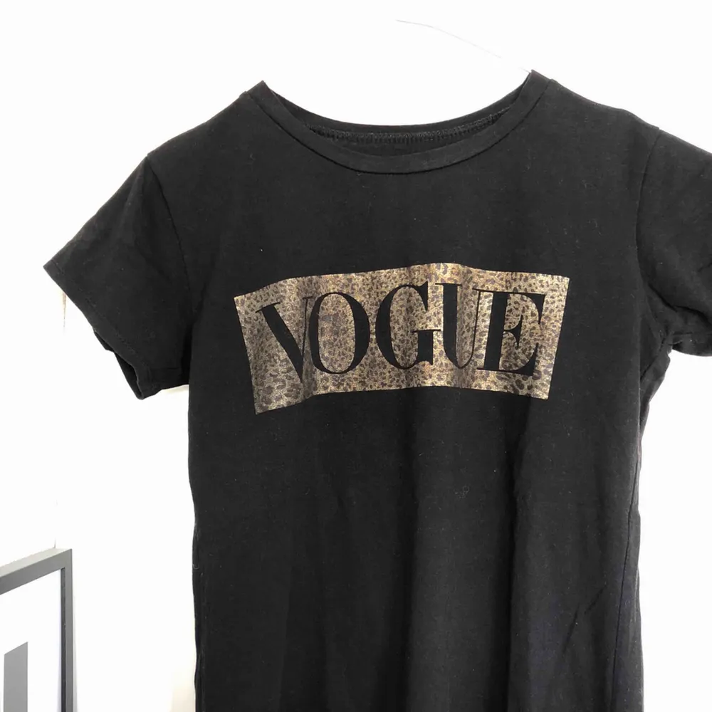 Cool t-shirt med VOGUE tryck på😎⚡️ Lite större t-shirt så väldigt snyggt att stoppa in i jeansen🐆 frakt kan tillkomma⚡️ . T-shirts.
