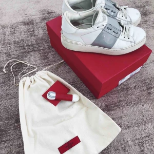  - Skor, stl. 38, Dam Säljer mina älskade Valentino skor, inköpta 2018 på mytheresa.  Storlek 37,5 men upplevs som 38. Vita/grå (glasiga).  Kvitto finns och alla tags medföljer.  Nypris ca 5500kr mitt pris 3000kr. Hela och fina. 3000kr 