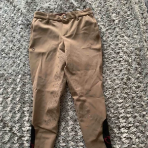 - Säljer mina fina beiga Cavalleria Toscana ridbyxor som är helskodda. Junior storlek 12.  De är väl använda men i ett mycket bra skicka. Köptes för 1600 och säljer dem för 900+frakt. (Byxorna har inte rosa fläckar!) 