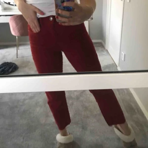  - Säljer dessa coola röda Manchester byxor. Storlek 36. Använda en gång. Kommer ifrån H&M 🕺🏼💕☀️