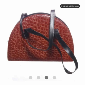  - Från sellpy!    Material: Skinnimitation Färg: Brun Bredd (cm): 35 Djup (cm): 10 Höjd (cm): 25 Skick: Bra