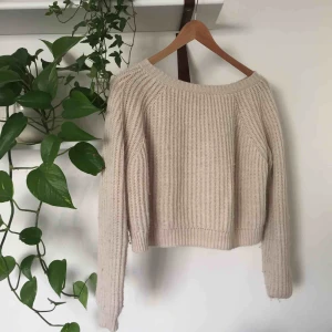  - En mysig beige stickad tröja, kortare i modellen men liksom lite bredare så den ändå sitter löst.  Står ingen storlek men passar nog bra för XS och S 