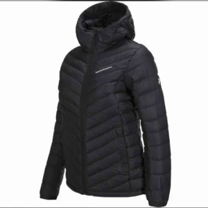  - BYTEEE!!!! Köpte en exakt likadan peak performance jacka som på bilden (lånad bild) den är i storlek S men tyvärr för stor på mig, färgen är svart, vill endast byta den mot en svart liknande fast i XS