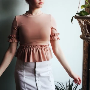 Volangblus - Babyrosa blus med volanger och slim passform 🌺✨ Aldrig använd. Frakt tillkommer! 