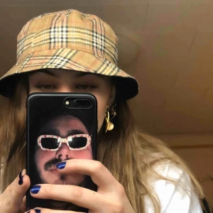  - reversible bucket hat i burberry tyg!! svart på andra sidan! går att ha ut och in, frakt tillkommer 🤩 