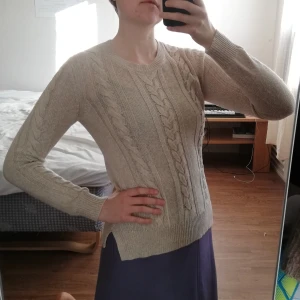 Pullover/blazer - Beige pullover/stickad tröja från Lindex. Fin och mysig, ganska tunna bomullstrådar. Frakt tillkommer eller möts upp i Stockholm ☺️