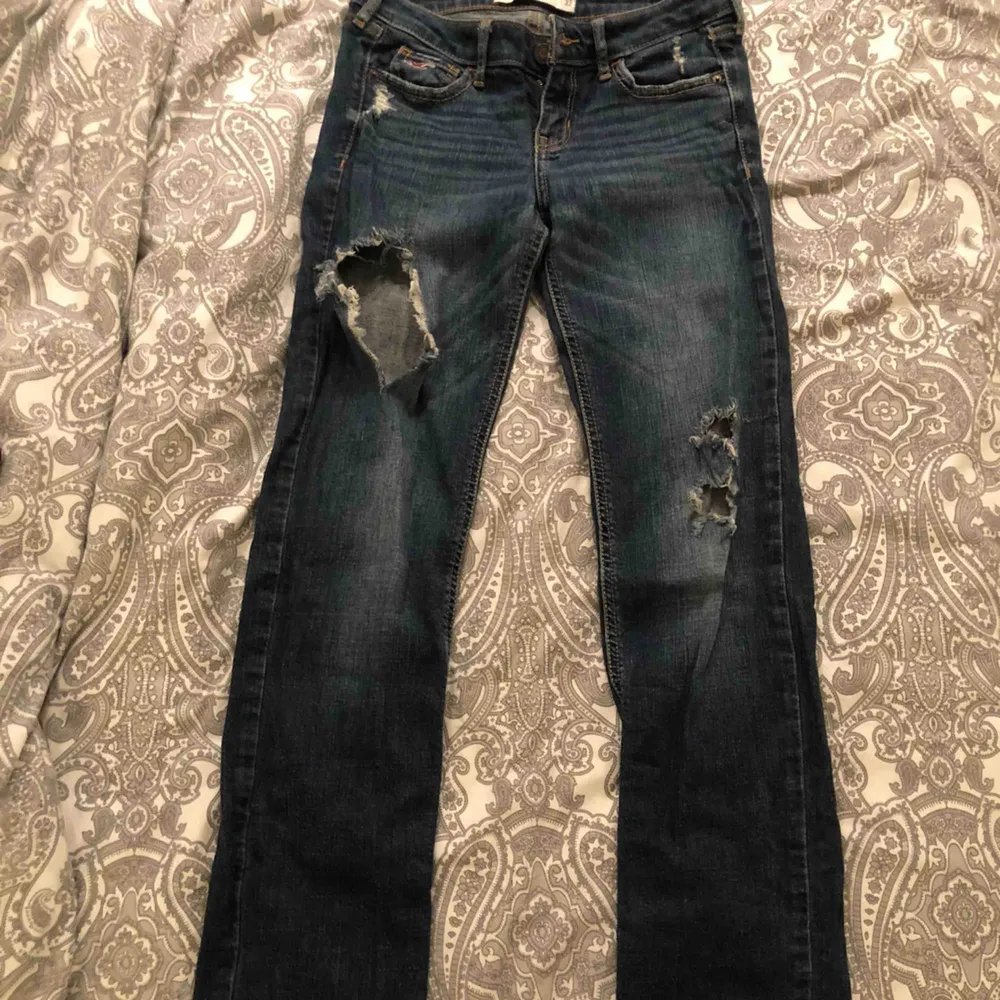 Jeans med hål från Hollister, lite flare jeans, köparen står för frakt!. Jeans & Byxor.