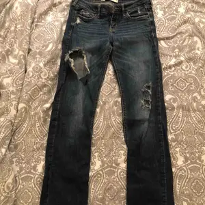 Jeans med hål från Hollister, lite flare jeans, köparen står för frakt!