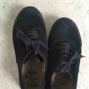  - Eytys, färg och material som inte säljs längre! Helsvart sula och själva skon i mocka. Köpta här på plick (bilder lånade från förra säljaren) och mycket sparsamt använda av mig, då jag köpte ett par andra nästan samtidigt.