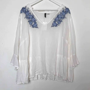 Blus - Fin blus från H&M i storlek XXL! Ny skick. Köparen står för frakten men kan även mötas upp i Uppsala, Knivsta eller Sigtuna. Tveka inte att fråga mig om något! 