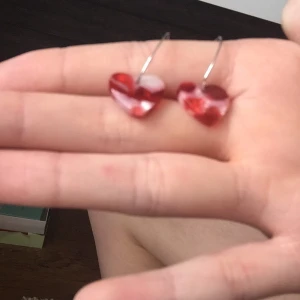 Örhängen med hjärta - Örhängen med röda hjärtan använda en gång frakt är 11kr