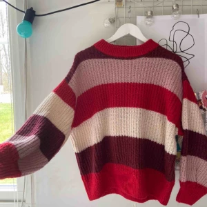  - Jättefin stickad tröja från MONKI, inköpt för ett år sedan och använd ett fåtal gånger! Storlek S, lite oversized 🌝