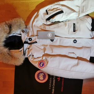 Canada Goose Chilliwack bomber  - Strl M (passar även stor S/ liten XL med bra passform). Inköpt förra hösten använd 2 månader. Då dessa ej ska tvättas kan jag kemtvätt denna innan köp för en merkostnad på 300kr (kostar 500)