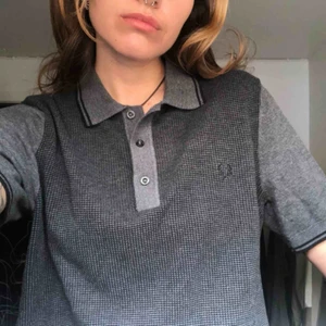  - äkta fred perry piké, typ som ny !! frakt tillkommer om du ej bor i närheten :)