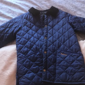 Barbour jacka  - Väldigt snygg barbour jacka helt ny, köpt 2019 2 september på barbours hemsida. Storlek M barn. Tar ändast emot swish 🥰