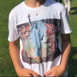  - T-shirt från zara, nyskick! Sitter lite oversize på mig som har xs-s :) frakten ingår!! 💖