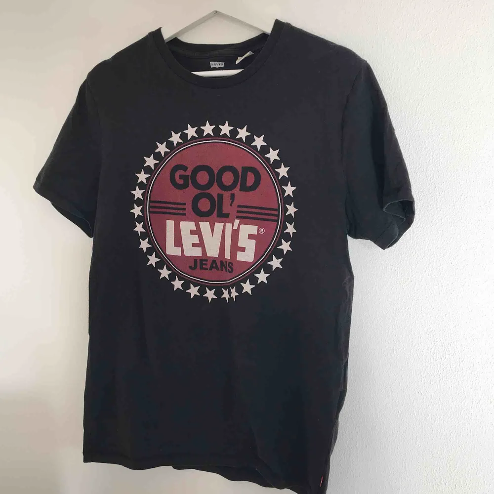 Snygg retro Levi’s tröja. Snygg som oversized eller över en hoodie. Mycket fint skick och mycket snygg. Eventuell frakt tillkommer 💗⚡️. T-shirts.