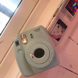  - Säljer min Polaroidkamera funkar som helt ny, själva bilderna finns i 20pack på clas Ohlsson för 100kr 