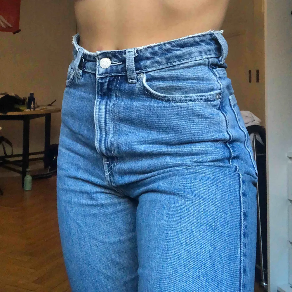 Jeans från Weekday i modellen Row! (Googla för att se hur de sitter!) 🧚🏽 Har gjort de lite snyggt slitna nertill också, storlek 25/30! Frakt 59 kr 🐣 BUD PÅ 190. Jeans & Byxor.