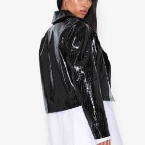  - Riktigt snygg jacka från Ivy Revel! Skinnjacka i modellen, krokodil-mönstrad med lack samt gulddetaljer framtill. Säljes pga aldrig fått ngn användning av den, så den är aldrig använd!💕  Nypris: 899kr Säljes för:450kr!! (halva priset)🦋