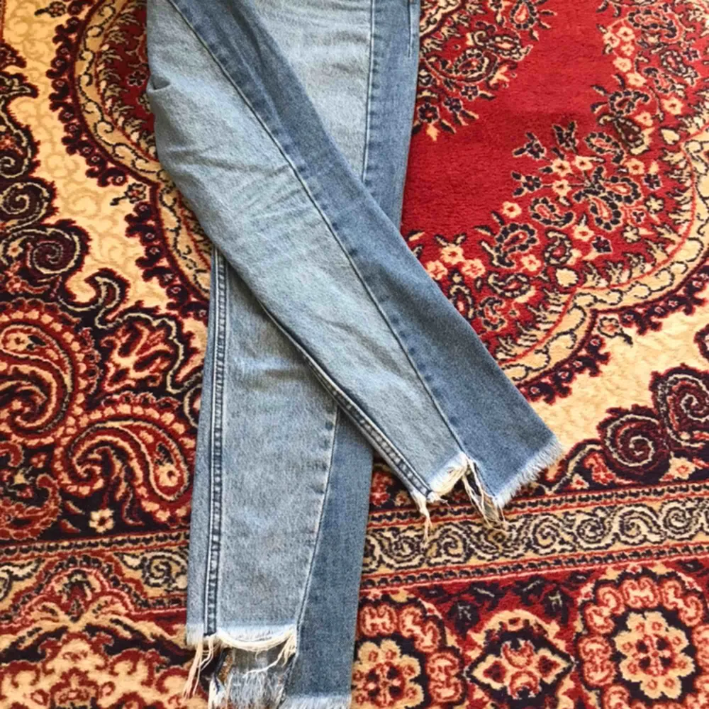 Supersnygga och sköna tvåfärgade jeans! Dom är i storlek 26 i midjan, längden vet jag inte men jag är 167cm :) pris kan diskuteras! 200kr plus frakt 😘. Jeans & Byxor.