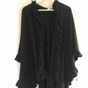  - Denna poncho kommer från Åhléns. Storlek Xs men passar alla. Aldrig använd. Priset kan sänkas. Buda på!☺️