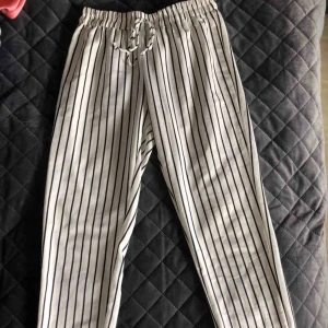  - Vit och svart randiga byxor i tunt fladdrigt material💗