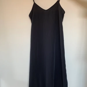 Svart långklänning från Monki - Superskön klänning med volang nertill, aldrig använd dock pga större i storleken än jag trodde!😇 Priset är exkl frakt🌿