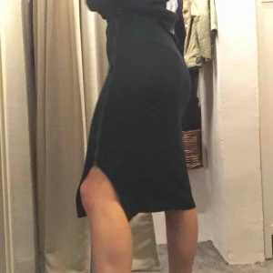  - Fin, mörkgrön kjol med dragkedja längs ena benet. Helt nyskick