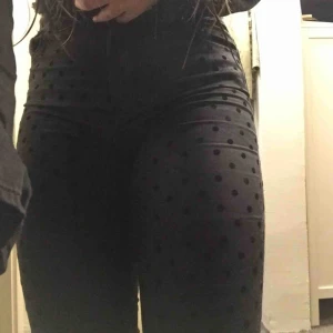  - Jättecoola jeans! Dom har lite metallshadead grå ton i sig med sammetsprickar. I nyskick! 