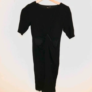  - 🔹 Cut-out mini-dress från Asos, aldrig använd. 🔹 Köparen står för frakten, 42 kr 🔹 Hämtas annars upp i Vasastan.