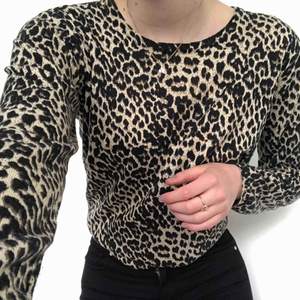 Jätte fin leopard tröja, knappt använd i storlek XS. Kan mötas upp i Stockholm eller frakta 😊
