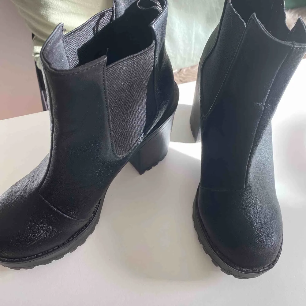 Svarta boots 👌🏼   Kan träffas i centrala Stockholm, eller så står köparen för frakten.. Skor.