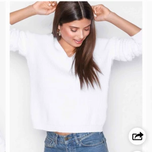  - Vit stickad tröja med knytning back i ryggen. Super fin och passar en S bra💖💖