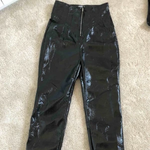  - Svarta läderbyxor från Nelly storlek 36, använda en gång! Dragkedja i midjan, sitter tajt på benen. 