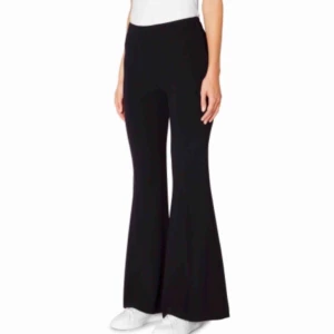  - Weekday Sneeze pant, mörkt lila byxor på gränsen till svart. Supersnygga men tyvärr för små för mig. +59 för frakt