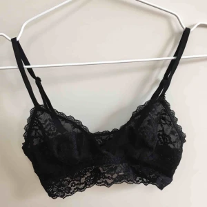  - Skitfin spets bralette från H&M. Lappen är avklippt men den är storlek S. Använd Max 10 ggr. Perfekt inför våren under en snygg skjorta eller liknande ☀️