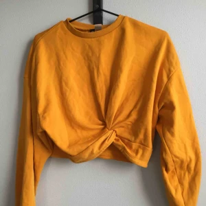  - Supersnygg senapsgul cropped långärmad tröja från H&M. Använd EN (!) gång! Nypris ca 199 kr (kommer inte ihåg exakt tyvärr). Perfekt till ett par höga jeans eller liknande. Skön kvalitet och sitter snyggt! 