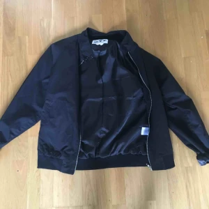  - Svart vårjacka från Junkyard, knappt använd Är en XS å den passar som en oversize jacka