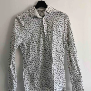  - Skjorta med mönster 🐔 kan mötas upp i Jönköping annars står köparen för frakten