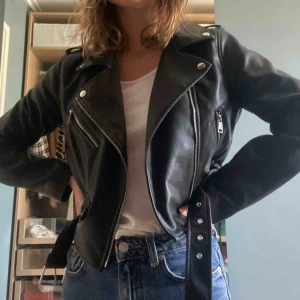  - Säljer skinnjacka som är köpt här på plick Säljer pga att jag precis fick en liknande  Superfint skick!  Bud: 450kr inklusive frakt 