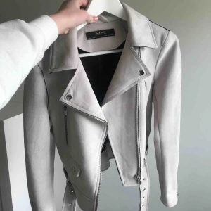  - Perfekt beige mocka-imitation jacka ifrån Zara som passar perfekt till våren⚡️Använd endast 2 gånger, fint skick!! Passar även S!